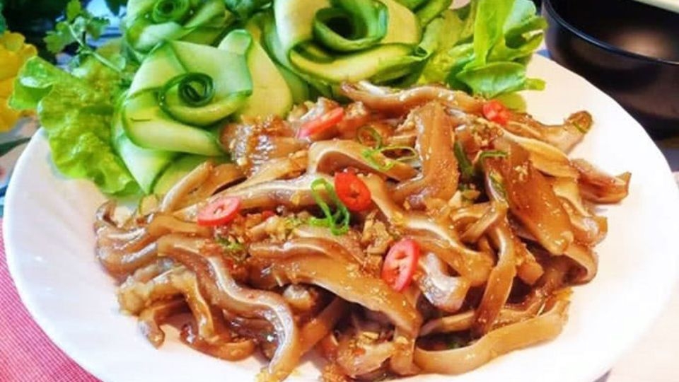 Tai heo xào sả ớt