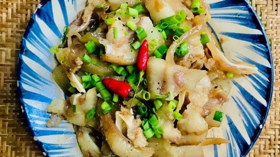 Tai heo kho nước mắm