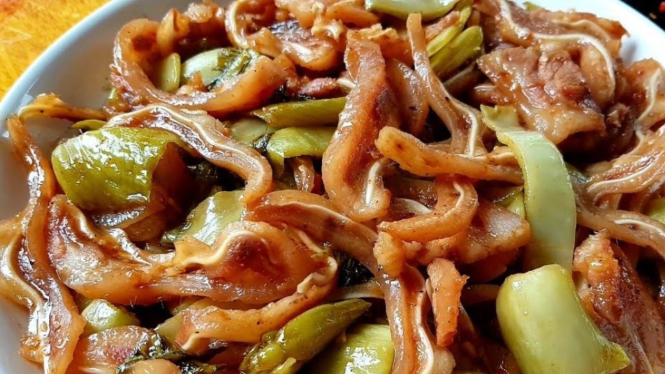 Tai heo kho dưa cải