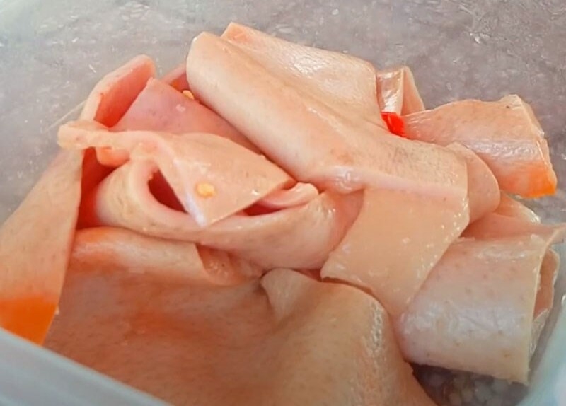 Ướp da heo với các gia vị cần thiết