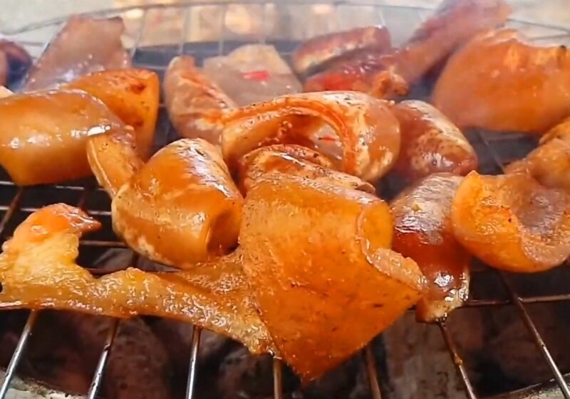 Nướng da heo bằng bếp than