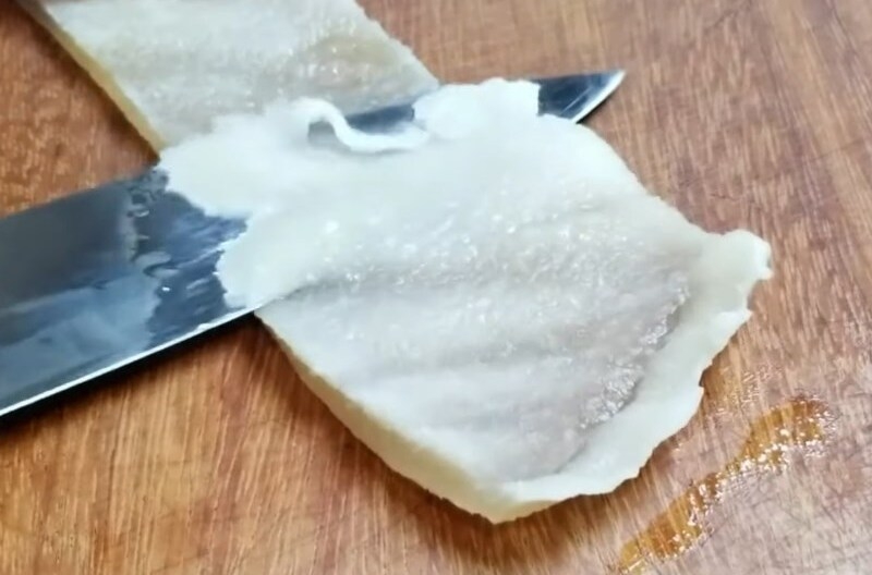 Luộc và cắt bỏ lớp mỡ heo