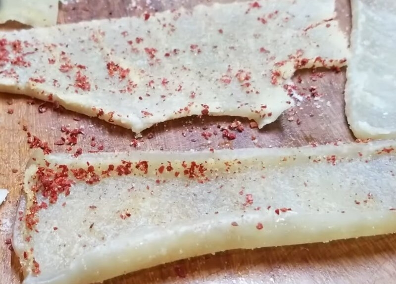 Phết sốt ướp lên da heo