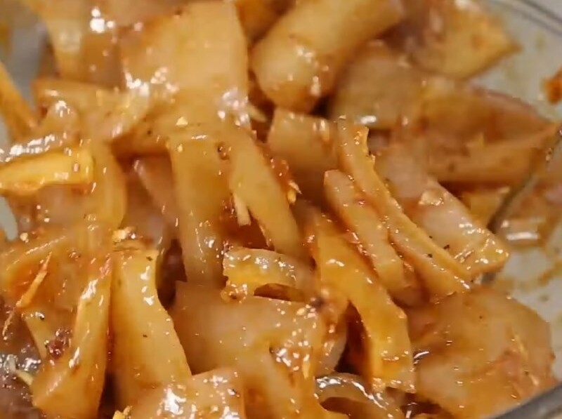 Ướp da heo cho thấm gia vị