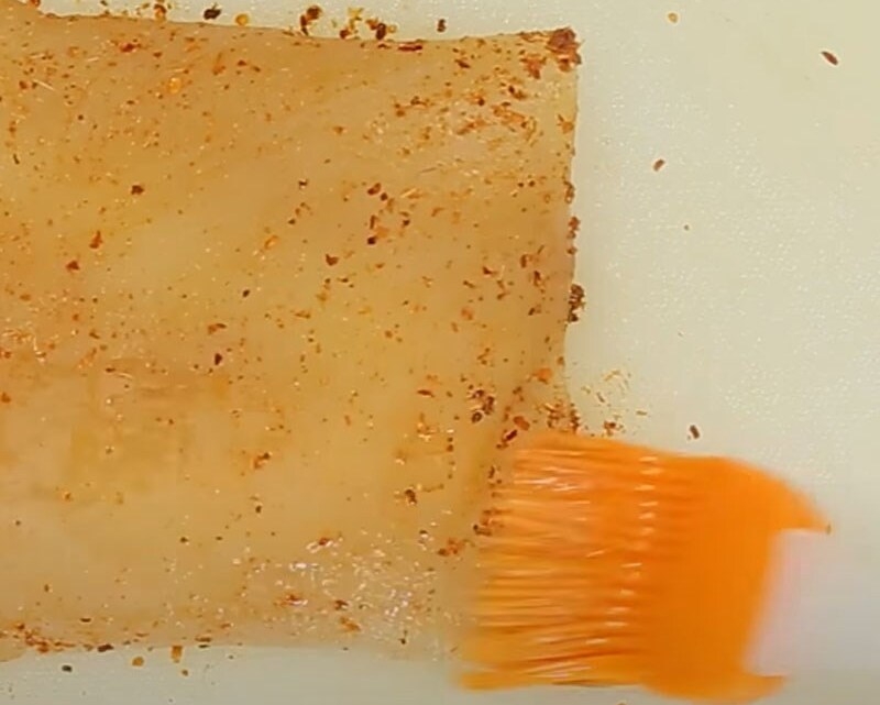 Ướp gia vị lên da heo