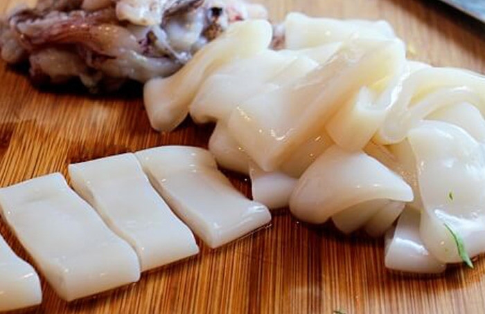 Làm sạch và cắt nhỏ mực