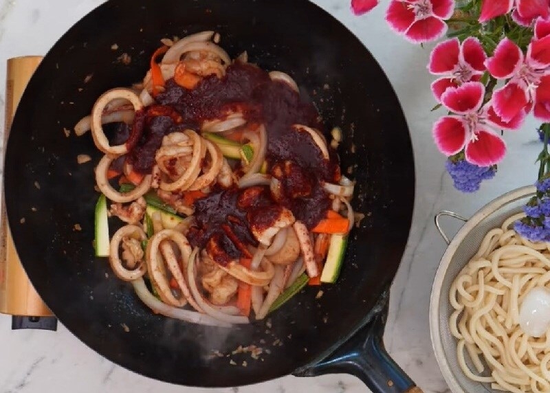 Cho nước sốt vào xào cùng