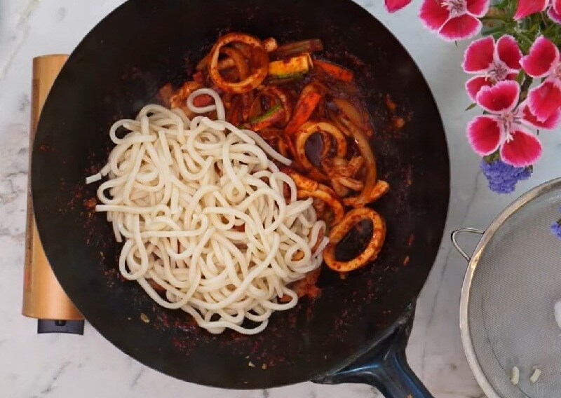 Cho mì vào xào chung