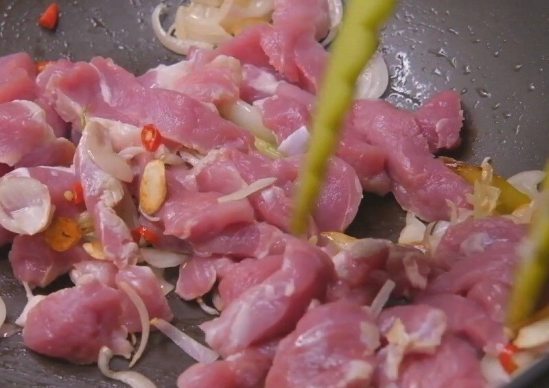 Cho thịt heo vào xào
