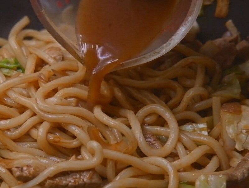 Xào các nguyên liệu cho chín