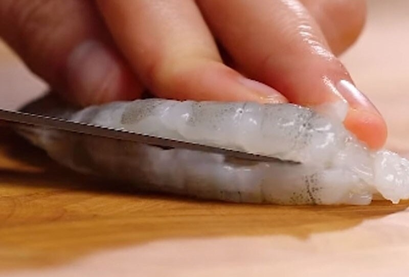 Làm sạch và rút chỉ tôm