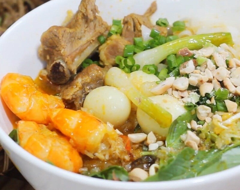 Nấu mì quảng sườn không quá khó