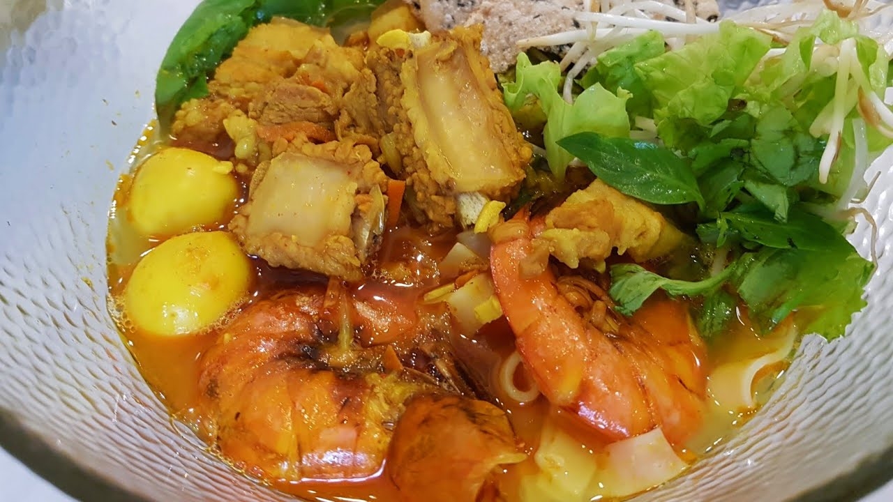 Bát mì quảng sườn thơm ngon, chuẩn vị