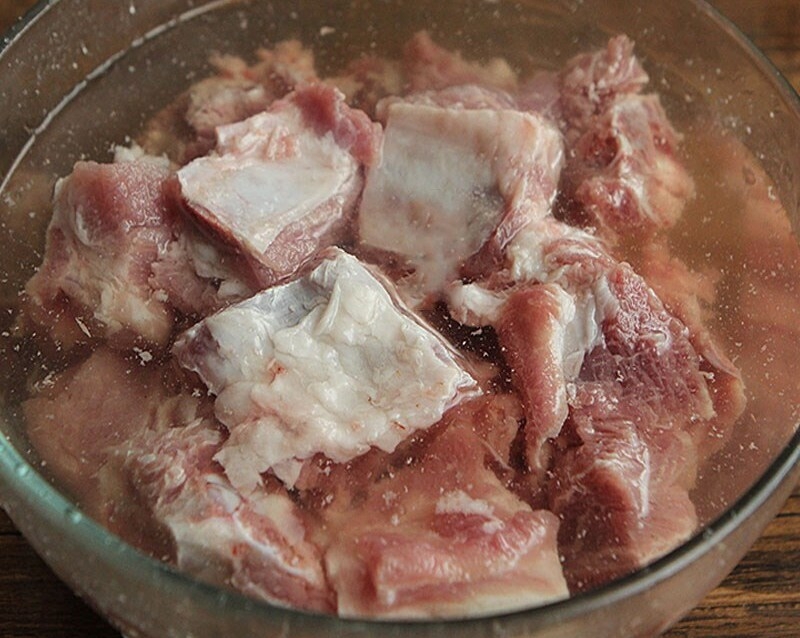Ngâm sườn heo trong nước muối