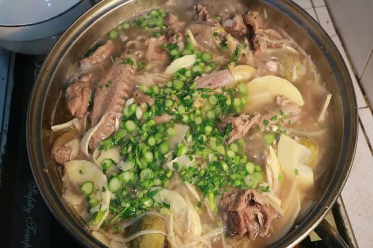 Hướng dẫn cách nấu vịt om sấu ngon, chuẩn vị miền Bắc, đơn giản và dễ làm tại nhà Hình 7
