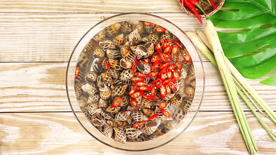 Ngâm ốc với nước vo gạo vào ớt