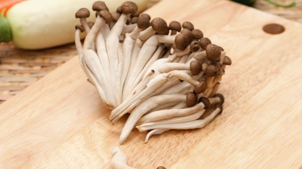 Nên chọn những cây nấm còn nguyên vẹn, dính chùm, không bị tách rời