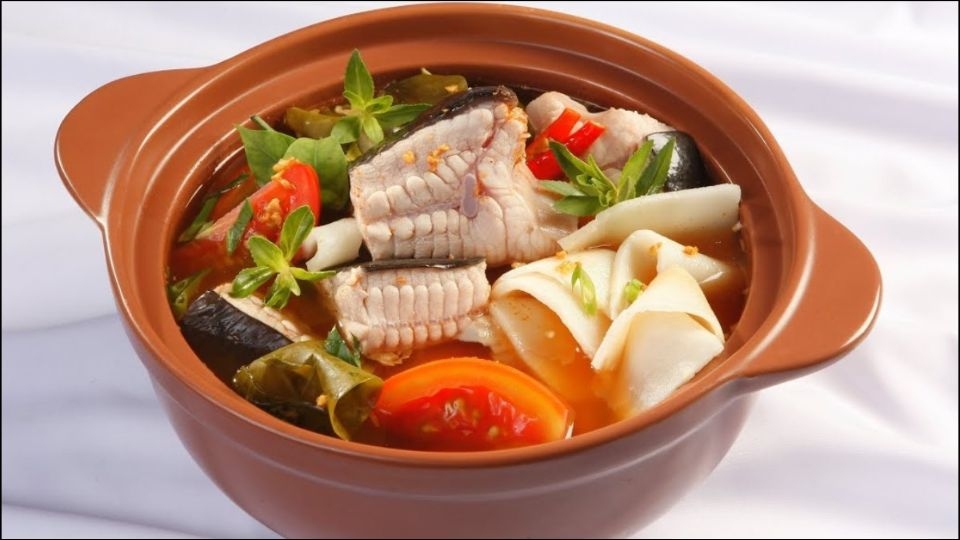 Lẩu cá đuối lá giang có thể ăn nóng với bún