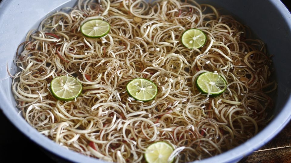 Thái mỏng hoa chuối ngâm với nước muối và nước cốt chanh trong 20 – 30 phút