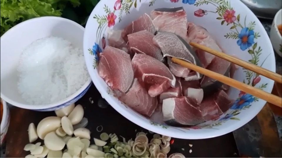 Ướp cá đuối cho ngấm gia vị rồi xào sơ qua trước khi cho vào nồi lẩu