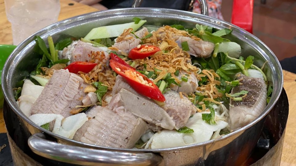 Thưởng thức món lẩu cá đuối mẻ tươi ngon, giòn dai, ngọt bùi