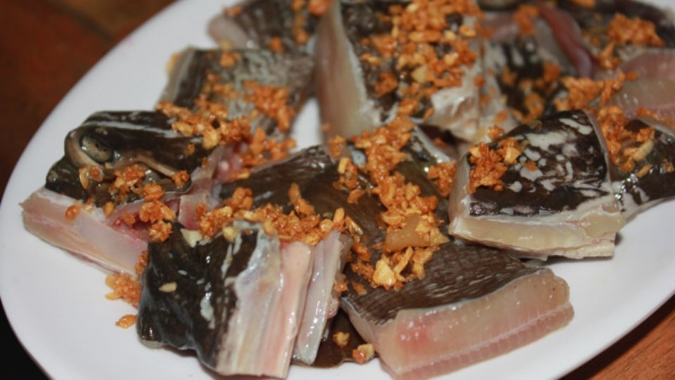 Ướp thịt cá đuối trong khoảng 15 - 30 phút để ngấm gia vị