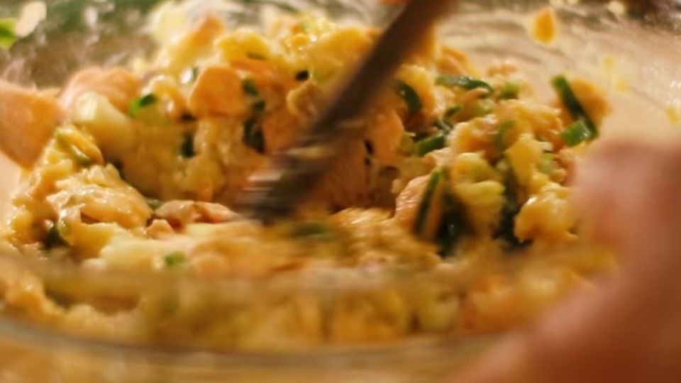 Trộn chả cá hồi