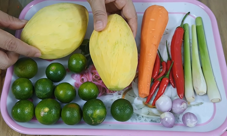 Tai heo sốt Thái (hình 1)