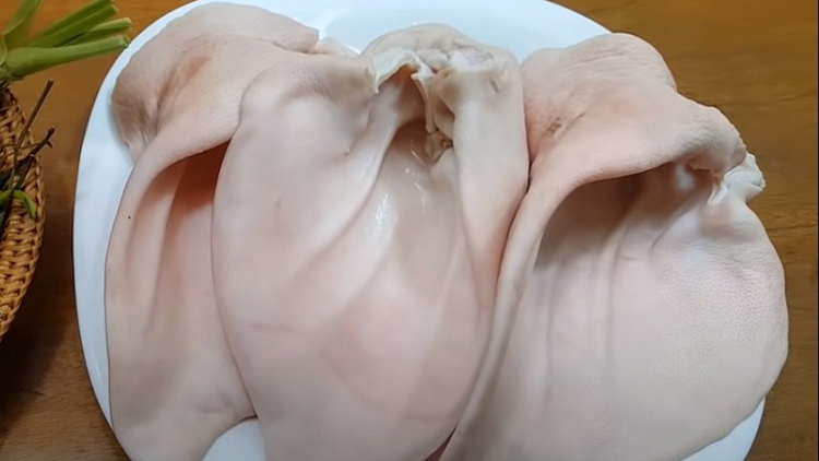 Tai heo sốt Thái (hình 2)