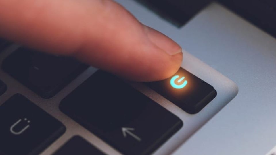 1. Tắt nguồn máy tính bằng nút tắt nguồn thủ công