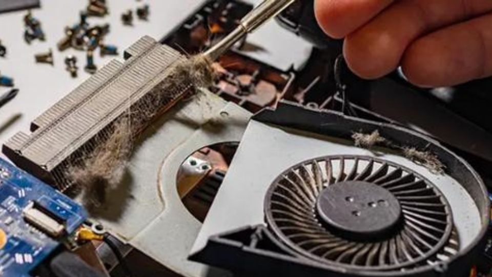 7. Vệ sinh khe tản nhiệt để máy tản nhiệt