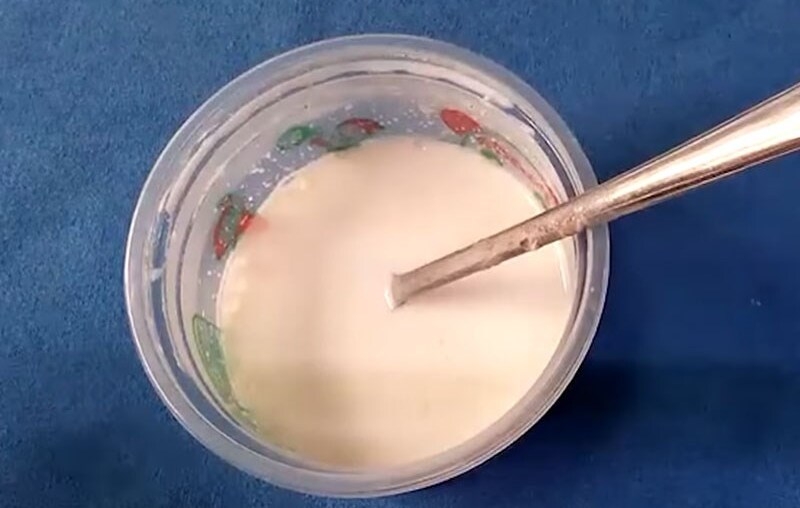 Pha bột kem béo với nước nóng