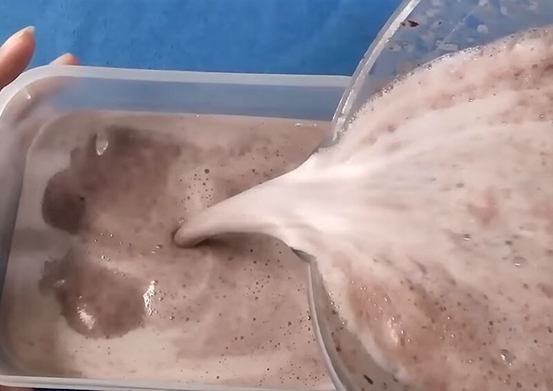 Đổ kem vào khuôn và ướp lạnh