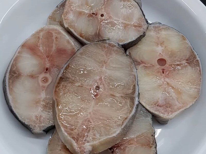 Rửa sạch cá bớp