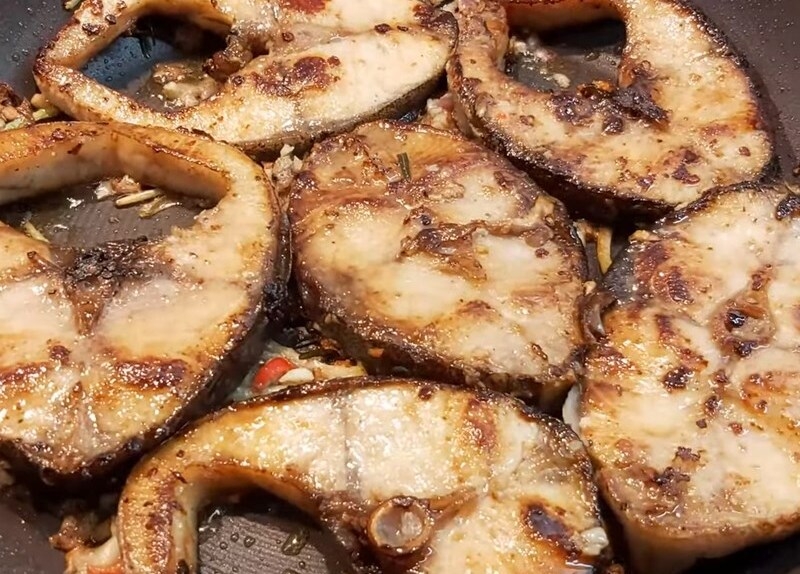 Chiên cá bớp với sốt nước mắm