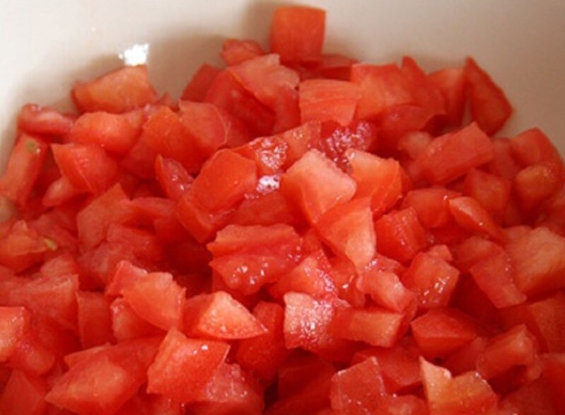 Cắt và ướp cà chua