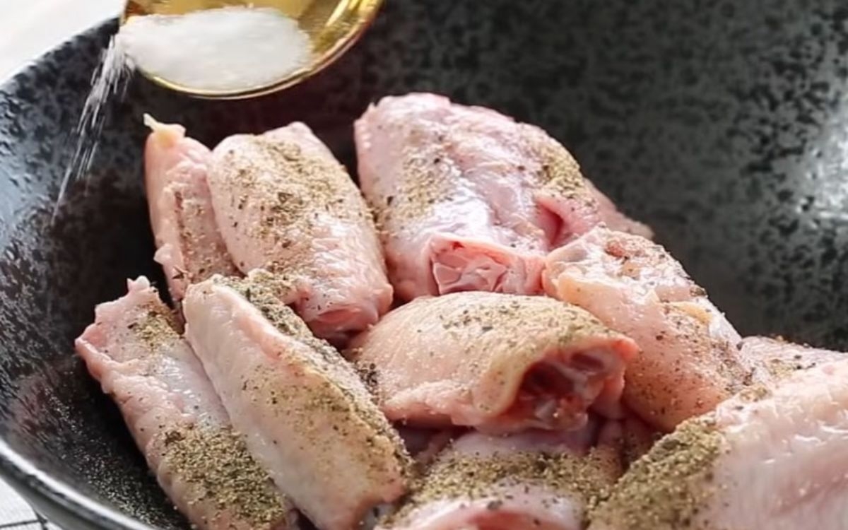 Bước 2: Ướp cánh gà