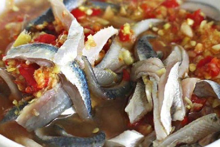 Trộn cá trích cùng với nước mắm gỏi đã pha