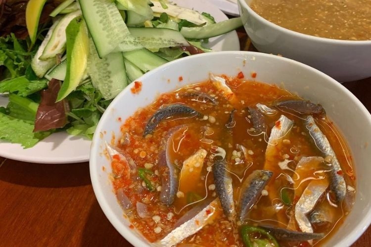 Món gỏi cá trích Nam Ô đậm đà, ngọt tươi, chua cay kích thích đầu lưỡi