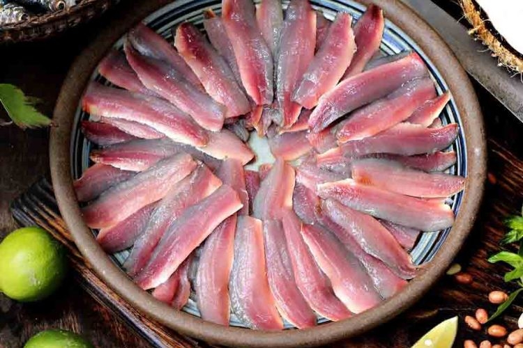Sơ chế cá trích và cá loại nguyên liệu khác