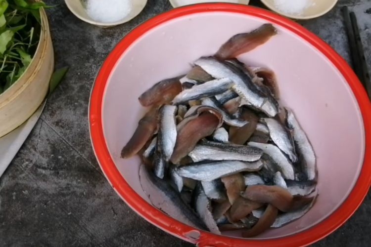 Tái chín cá trích tươi sống bằng nước cốt chanh