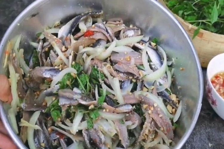 Trộn cá trích, hành tây, rau răm cùng với nước mắm gỏi