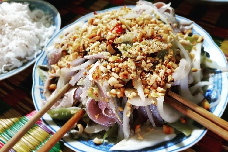 Món gỏi cá trích tươi ngọt, chua chua, cay cay kích thích vị giác