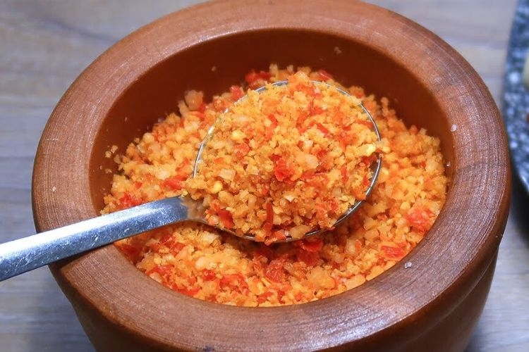 Giã muối ớt để xóc với chùm ruột
