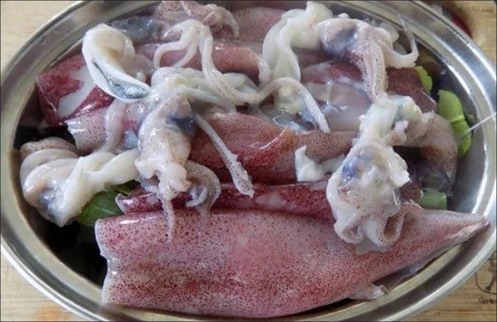 Tiến hành hấp mực với lá lốt