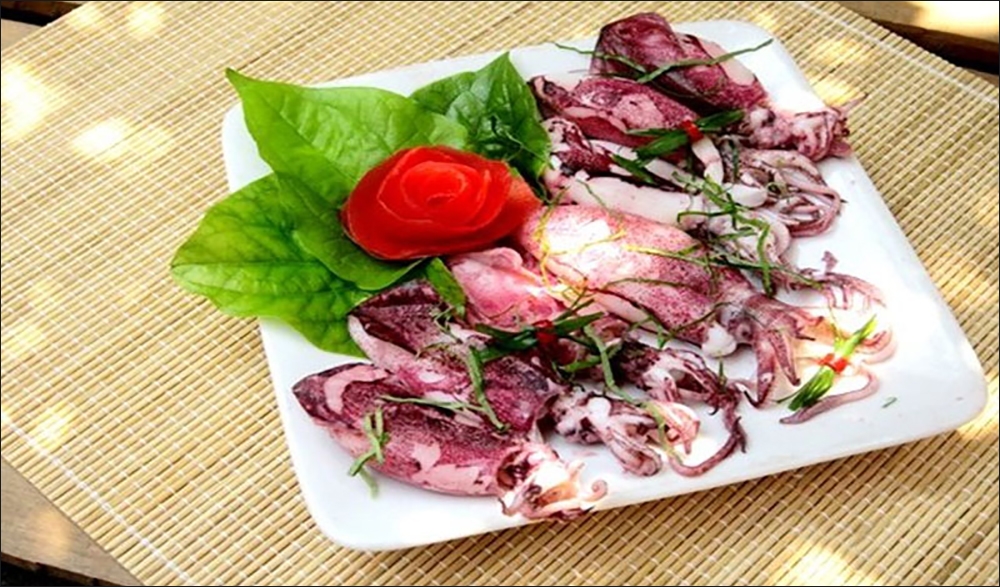 Thành phầm mực hấp lá lốt