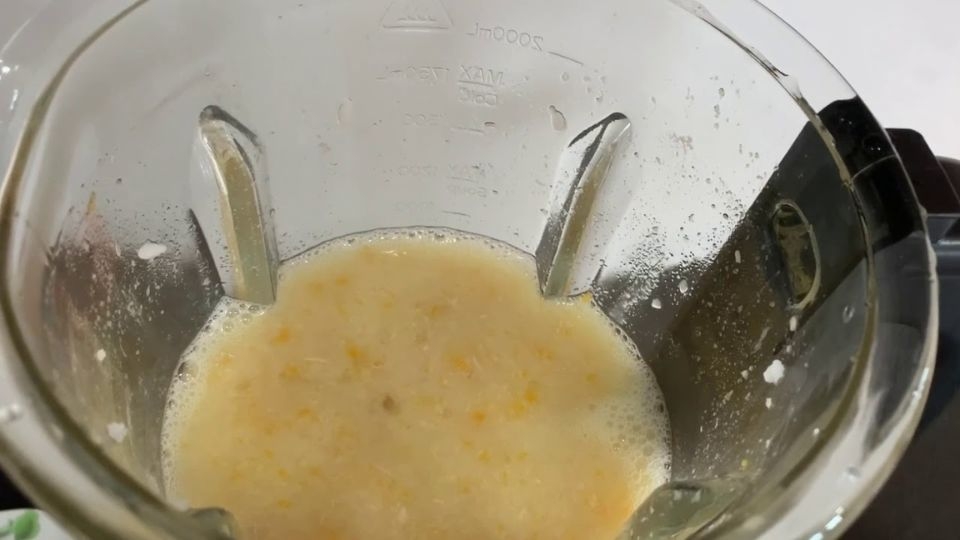 Cho nguyên liệu vào máy làm sữa hạt và tiến hành nấu cháo