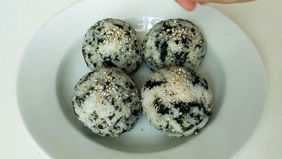 Thành phẩm cơm nắn rong biển cá ngừ