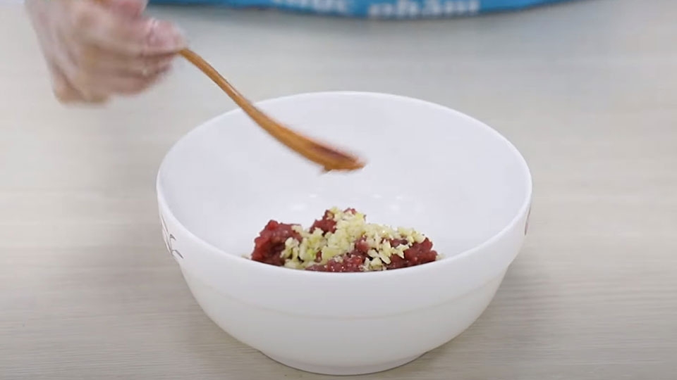 Trộn thịt bò với các gia vị