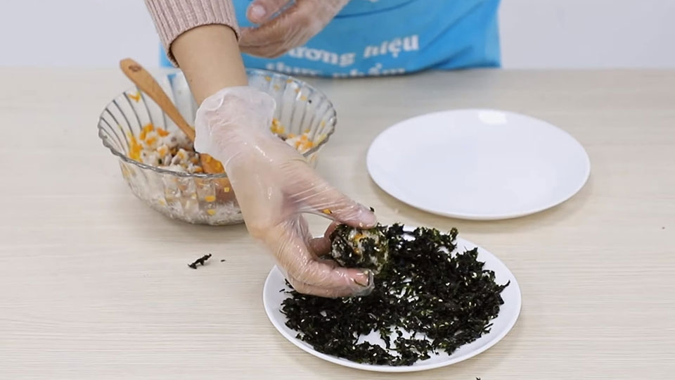 Phủ đều một lớp rong biển lên cơm